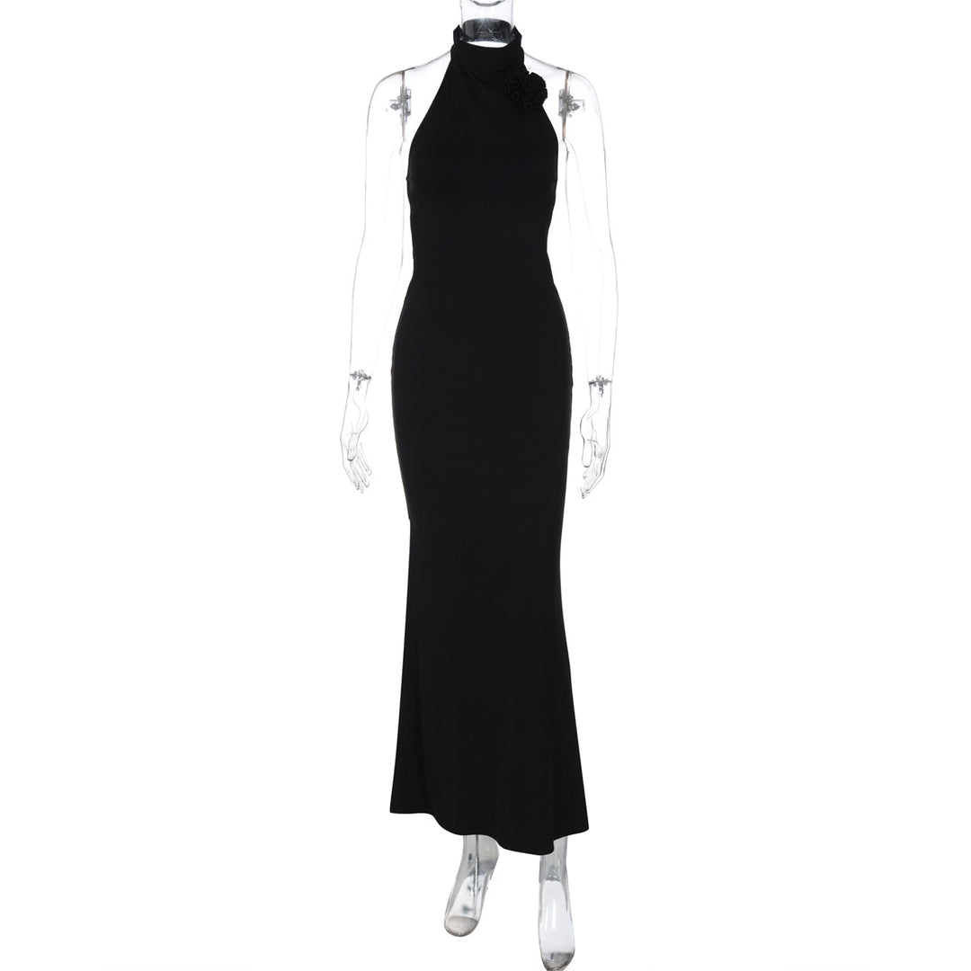Damer Elegant Maxi-klänning med raffinerad halter och blommig accent Mirla-Eva Jonsson