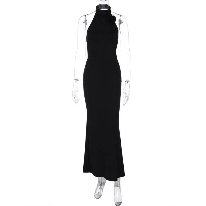 Damer Elegant Maxi-klänning med raffinerad halter och blommig accent Mirla-Eva Jonsson