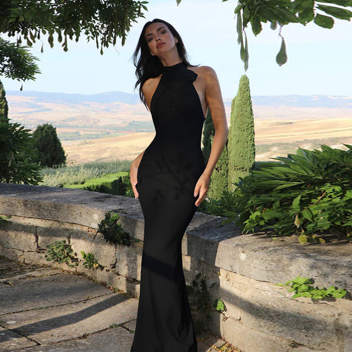 Damer Elegant Maxi-klänning med raffinerad halter och blommig accent Mirla-Eva Jonsson