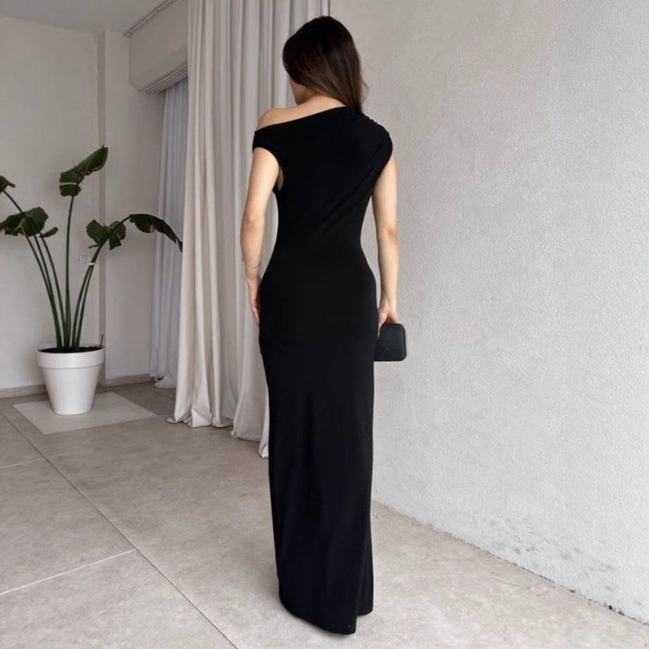 Damer Elegant Maxiklänning med Off-Shoulder Design och dekorativ drapering Mirla-Eva Jonsson