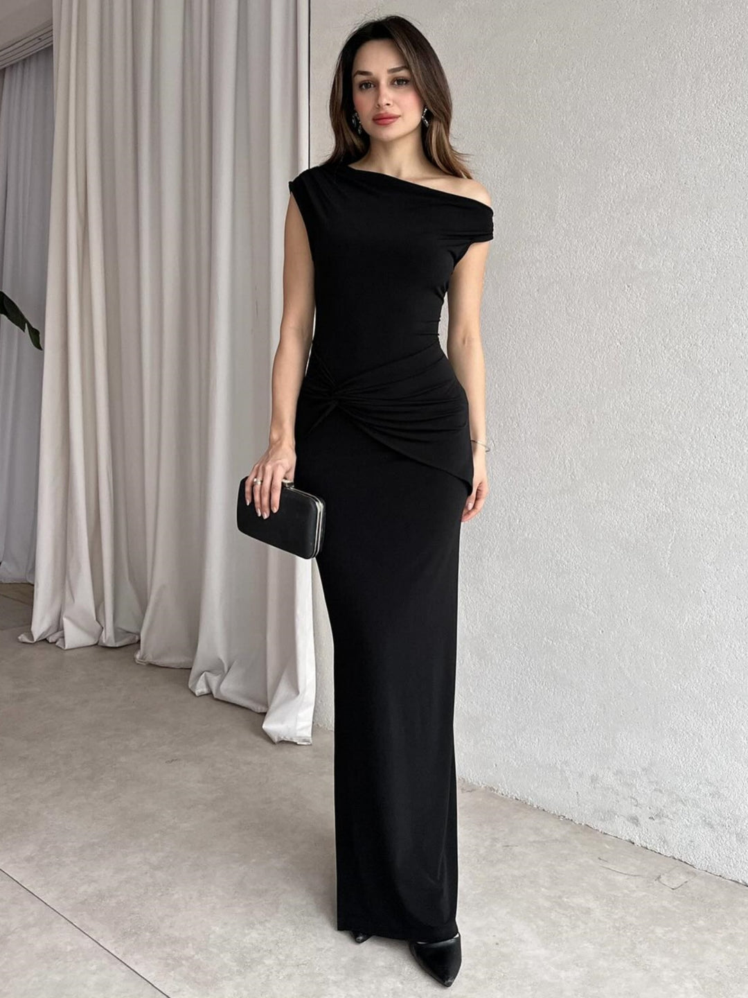Damer Elegant Maxiklänning med Off-Shoulder Design och dekorativ drapering Mirla-Eva Jonsson