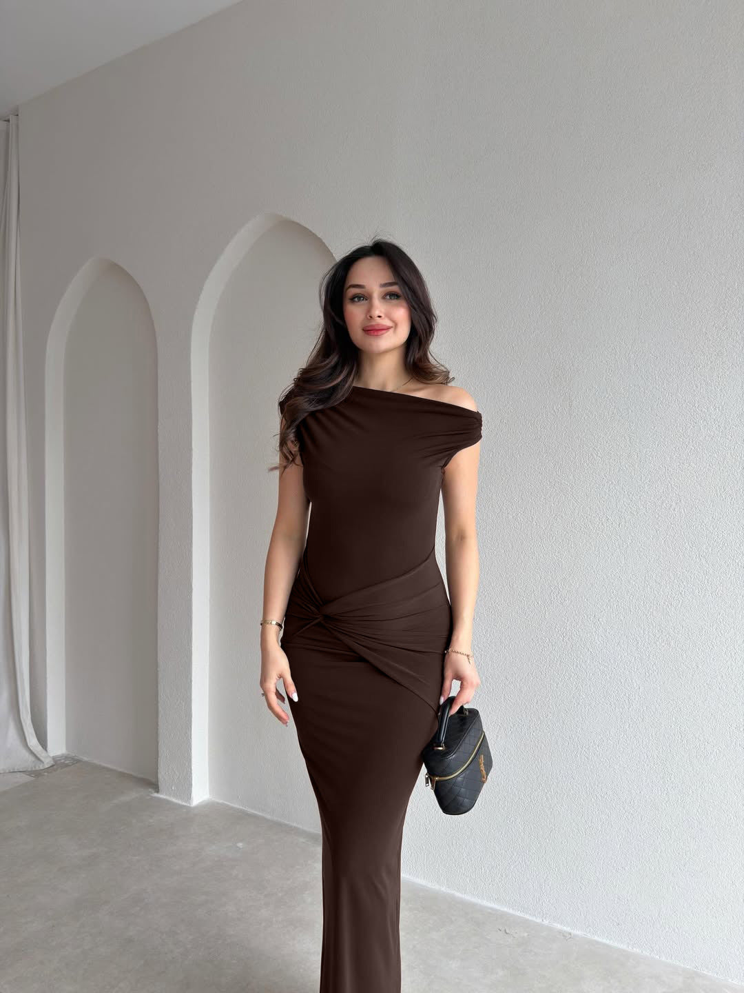 Damer Elegant Maxiklänning med Off-Shoulder Design och dekorativ drapering Mirla-Eva Jonsson