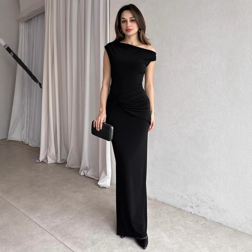Damer Elegant Maxiklänning med Off-Shoulder Design och dekorativ drapering Mirla-Eva Jonsson
