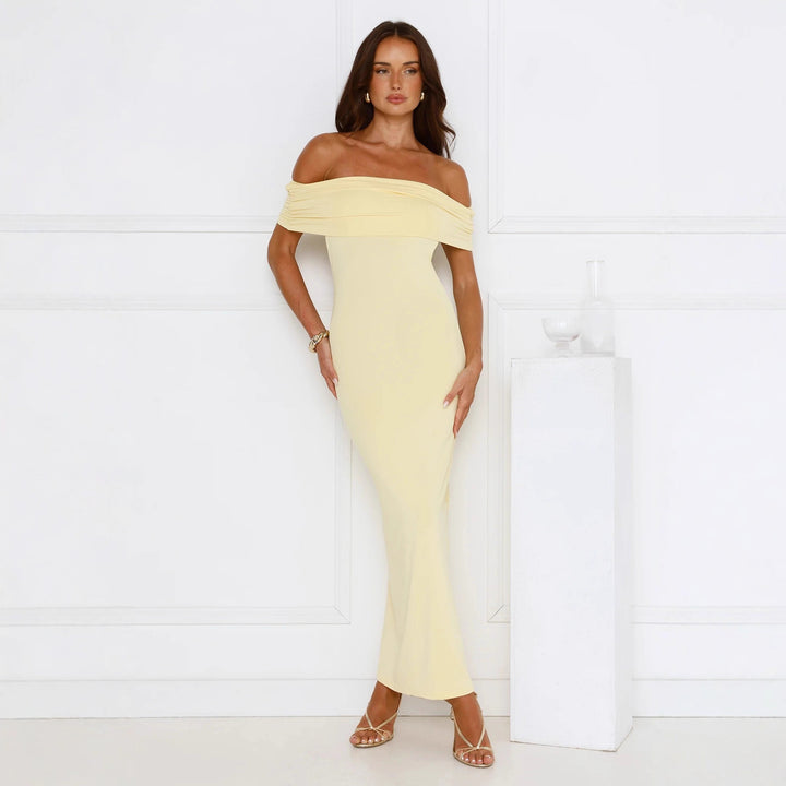Damer Elegant Maxiklänning med Off-Shoulder Design och figurnära passform Mirla-Eva Jonsson