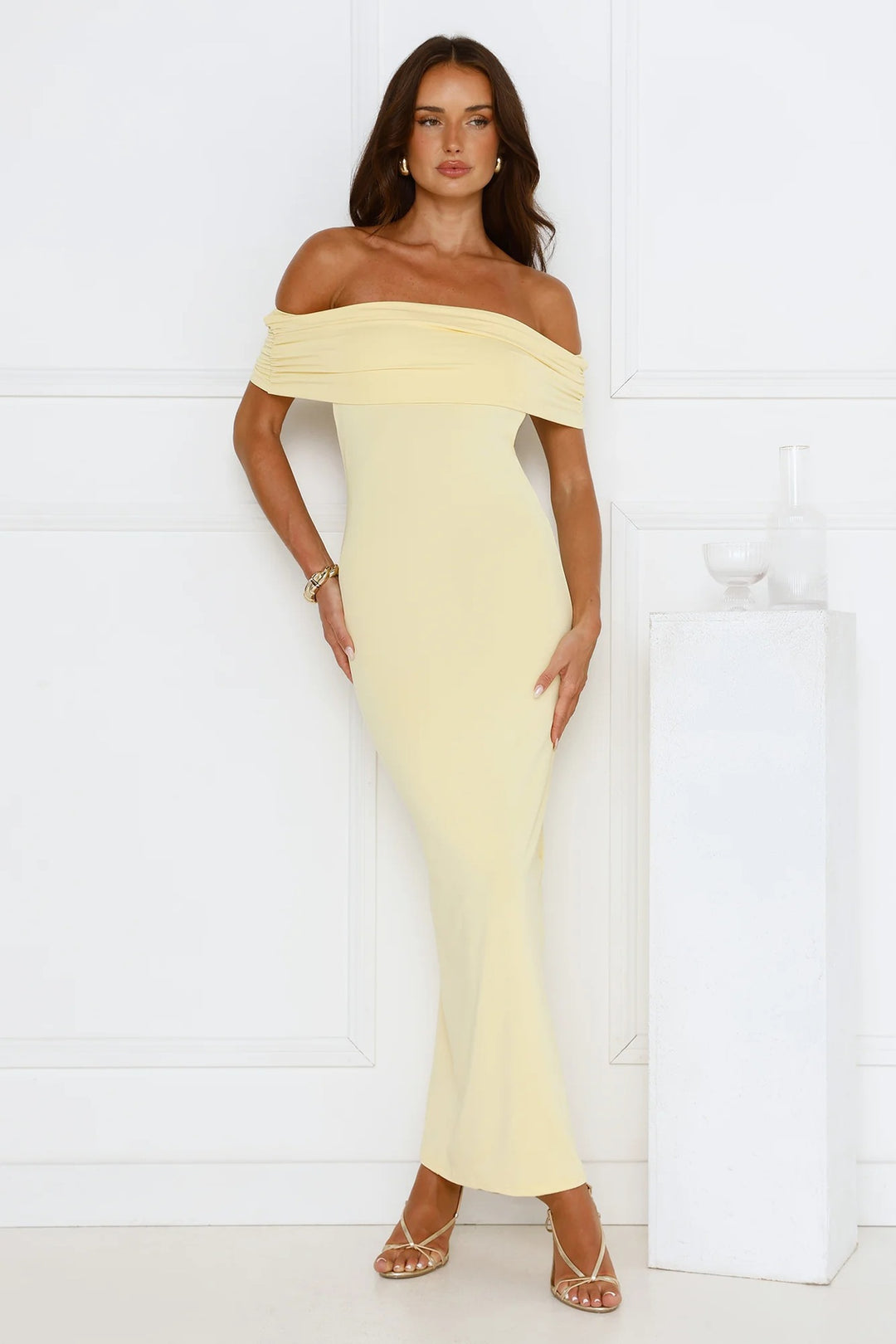 Damer Elegant Maxiklänning med Off-Shoulder Design och figurnära passform Mirla-Eva Jonsson