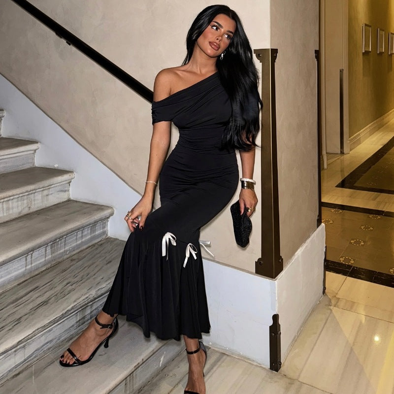 Damer Elegant Maxiklänning med asymmetrisk One-Shoulder Design och lekfulla Volangdetaljer Mirla-Eva Jonsson