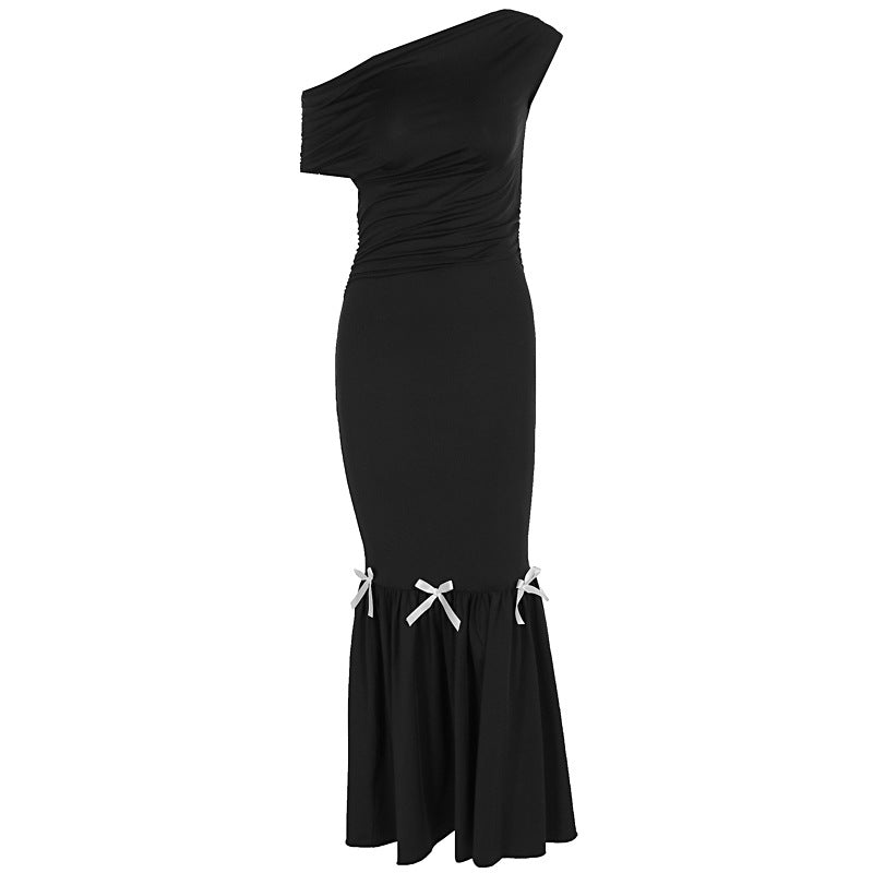 Damer Elegant Maxiklänning med asymmetrisk One-Shoulder Design och lekfulla Volangdetaljer Mirla-Eva Jonsson