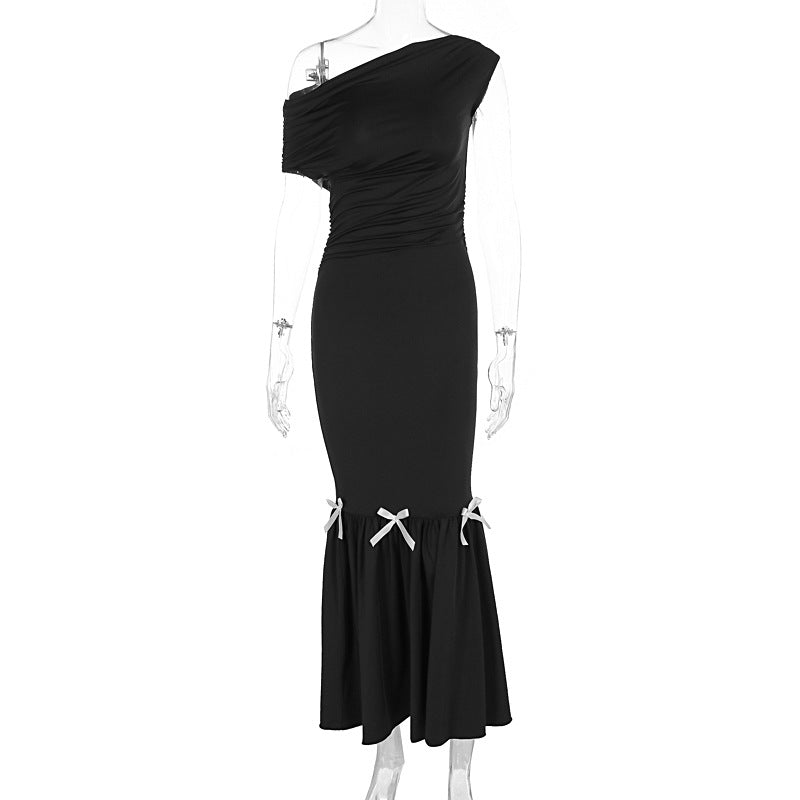 Damer Elegant Maxiklänning med asymmetrisk One-Shoulder Design och lekfulla Volangdetaljer Mirla-Eva Jonsson