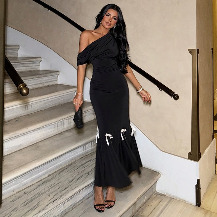 Damer Elegant Maxiklänning med asymmetrisk One-Shoulder Design och lekfulla Volangdetaljer Mirla-Eva Jonsson