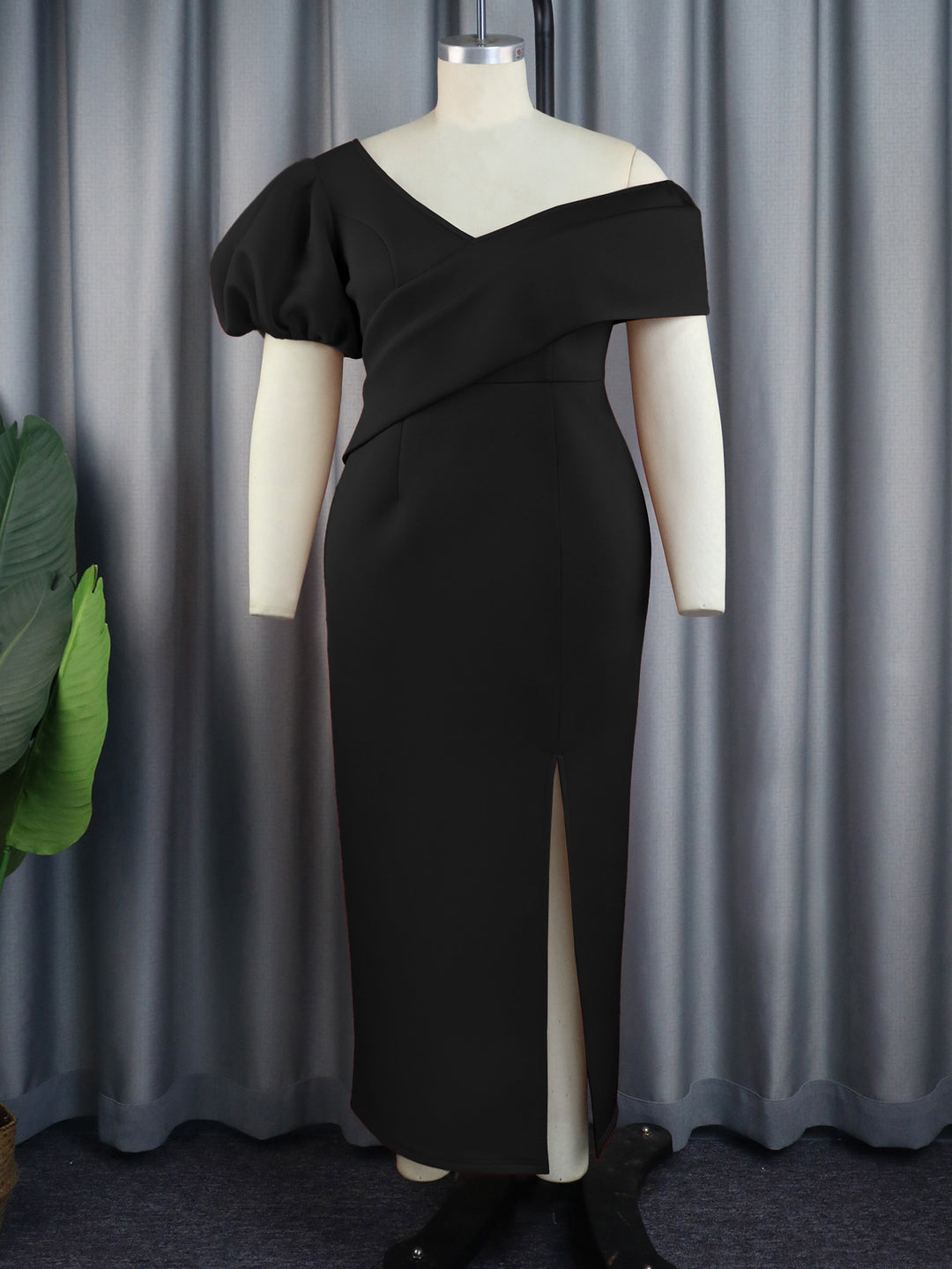 Damer Elegant Maxiklänning med asymmetrisk U-ringning och voluminösa puffärmar Mirla-Eva Jonsson