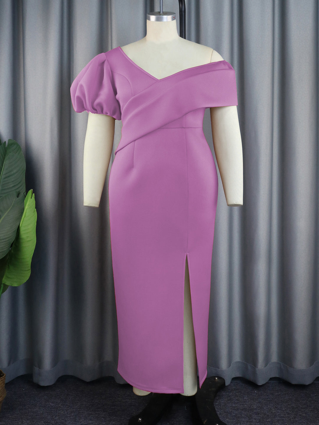 Damer Elegant Maxiklänning med asymmetrisk U-ringning och voluminösa puffärmar Mirla-Eva Jonsson