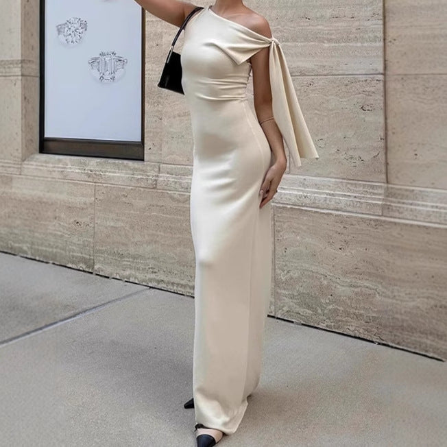 Damer Elegant Maxiklänning med asymmetrisk axeldesign och djup V-ringning Mirla-Eva Jonsson