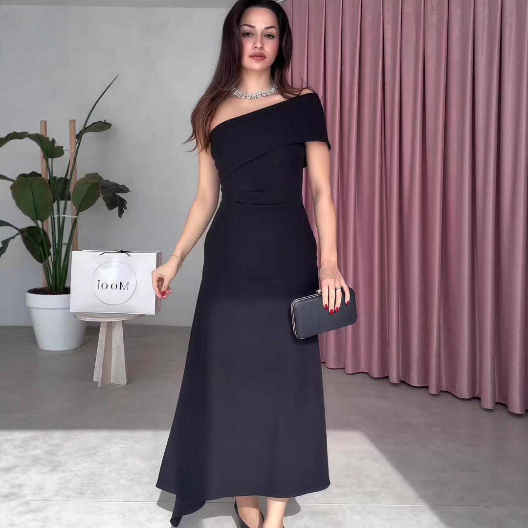 Damer Elegant Maxiklänning med asymmetrisk halsringning och raffinerad axel Mirla-Eva Jonsson