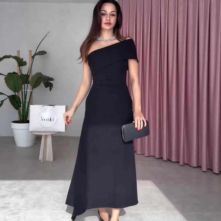 Damer Elegant Maxiklänning med asymmetrisk halsringning och raffinerad axel Mirla-Eva Jonsson