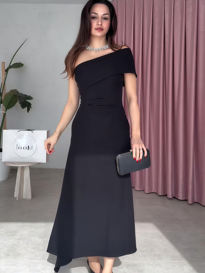 Damer Elegant Maxiklänning med asymmetrisk halsringning och raffinerad axel Mirla-Eva Jonsson