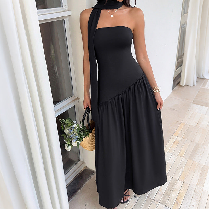 Damer Elegant Maxiklänning med asymmetrisk nederkant och snyggt axelbandsdesign Mirla-Eva Jonsson