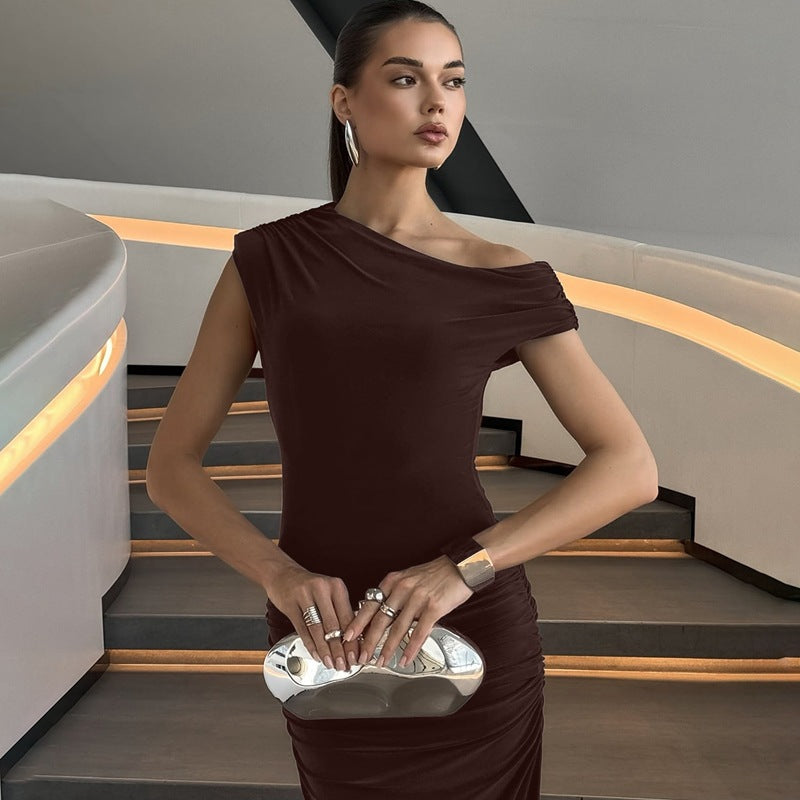 Damer Elegant Maxiklänning med asymmetrisk utdelning och rynkor Mirla-Eva Jonsson