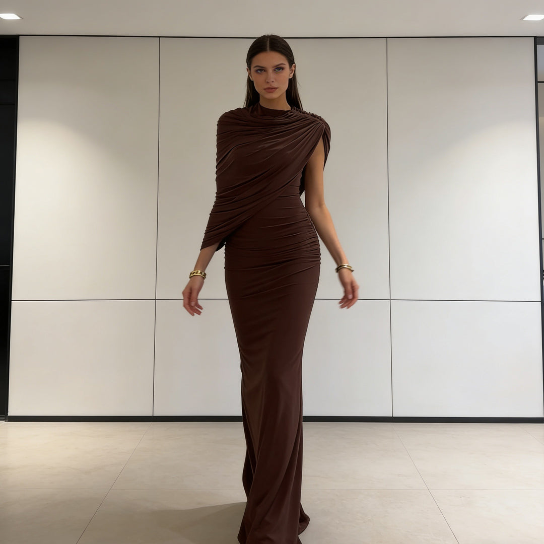 Damer Elegant Maxiklänning med asymmetriska draperingar och figursmickrande snitt Mirla-Eva Jonsson