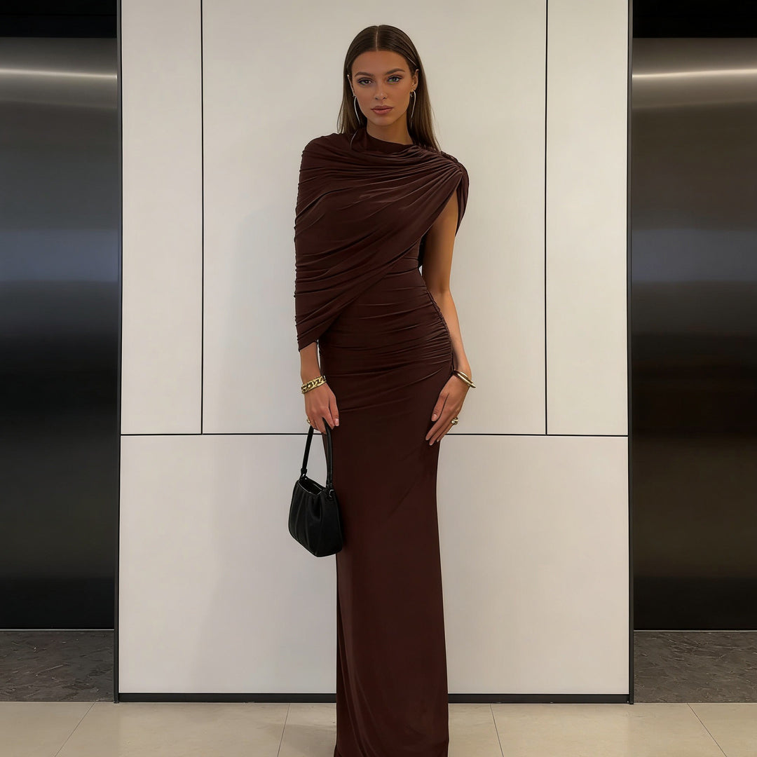 Damer Elegant Maxiklänning med asymmetriska draperingar och figursmickrande snitt Mirla-Eva Jonsson
