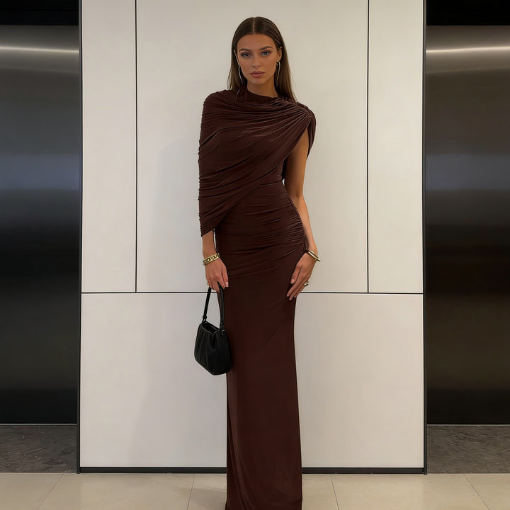 Damer Elegant Maxiklänning med asymmetriska draperingar och figursmickrande snitt Mirla-Eva Jonsson