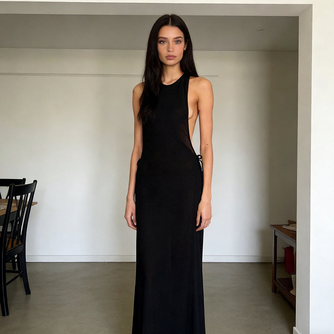 Damer Elegant Maxiklänning med diskret halterneckdesign och sidedetaljer Mirla-Eva Jonsson