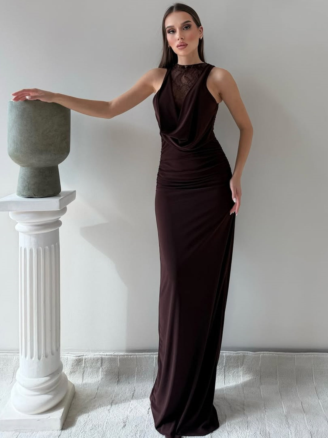 Damer Elegant Maxiklänning med elegant Halterneck-design och sofistikerad spetsdetalj Mirla-Eva Jonsson