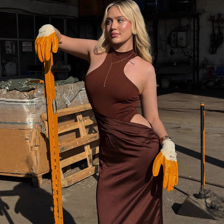 Damer Elegant Maxiklänning med figursydd Halterneck och draperad kjol Mirla-Eva Jonsson