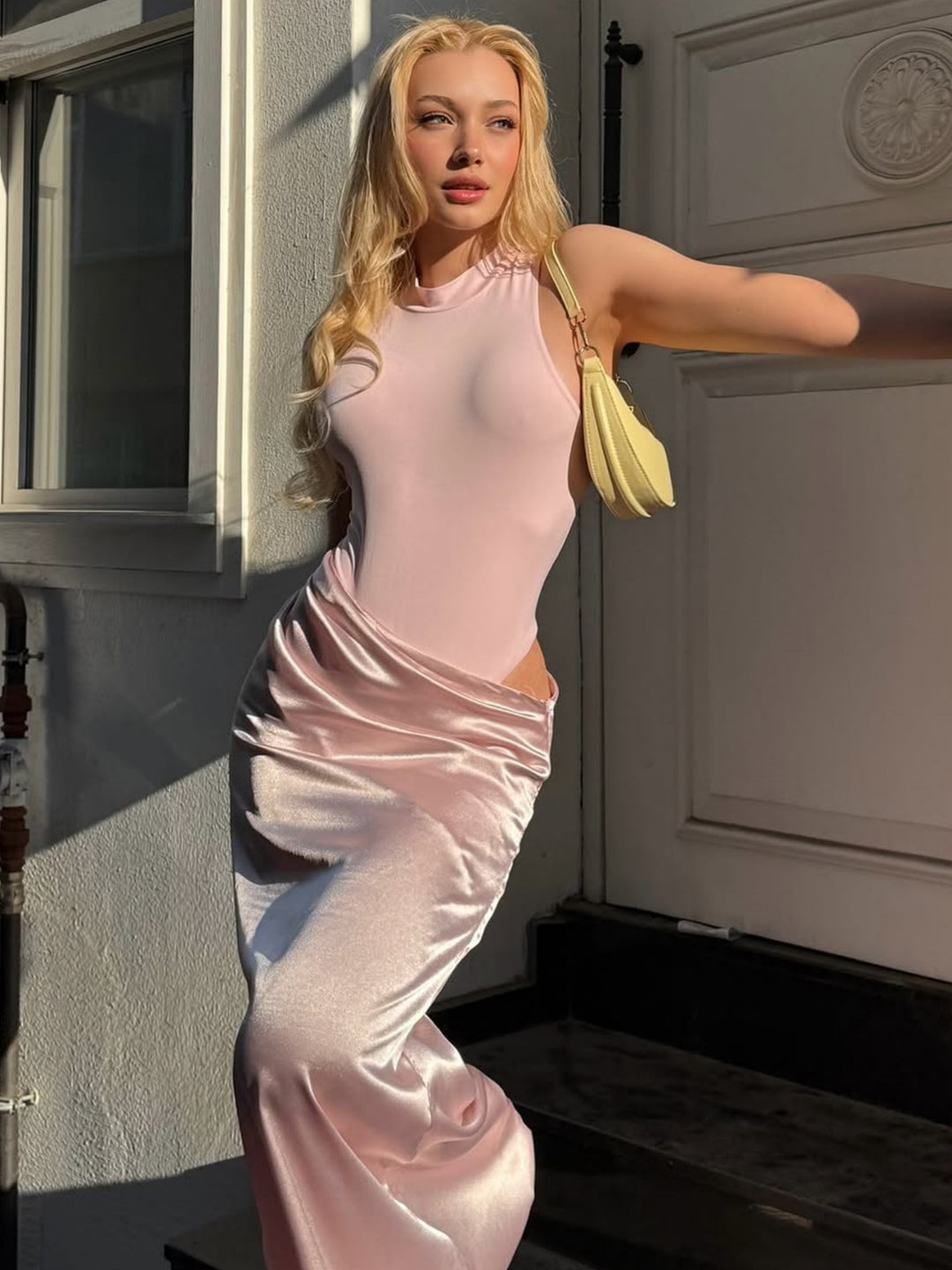 Damer Elegant Maxiklänning med figursydd Halterneck och draperad kjol Mirla-Eva Jonsson