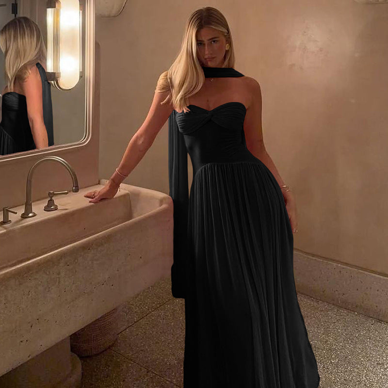 Damer Elegant Maxiklänning med flödande snitt och raffinerade axeldetaljer Mirla-Eva Jonsson