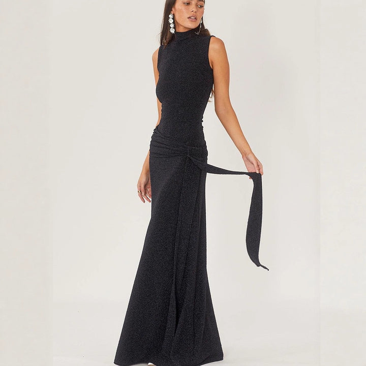 Damer Elegant Maxiklänning med hög krage och draperad detalj Mirla-Eva Jonsson