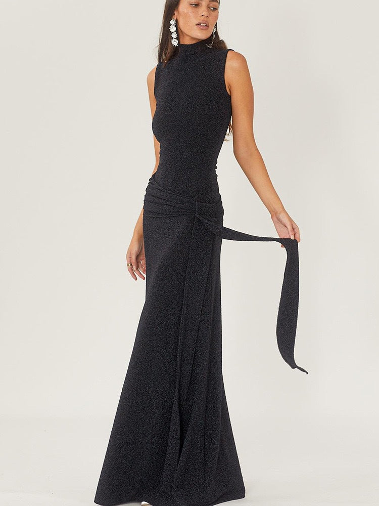 Damer Elegant Maxiklänning med hög krage och draperad detalj Mirla-Eva Jonsson