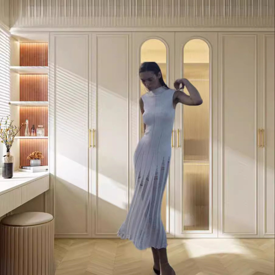 Damer Elegant Maxiklänning med hög krage och raffinerad ribbdesign Mirla-Eva Jonsson