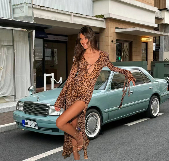 Damer Elegant Maxiklänning med leopardmönster och djup urringning Mirla-Eva Jonsson