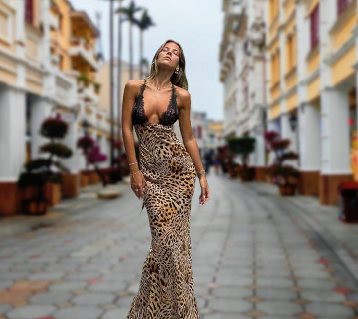 Damer Elegant Maxiklänning med leopardmönster och djup urringning Mirla-Eva Jonsson