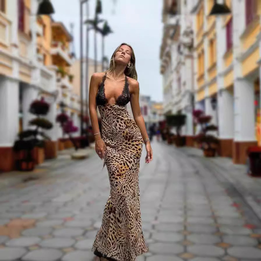 Damer Elegant Maxiklänning med leopardmönster och djup urringning Mirla-Eva Jonsson