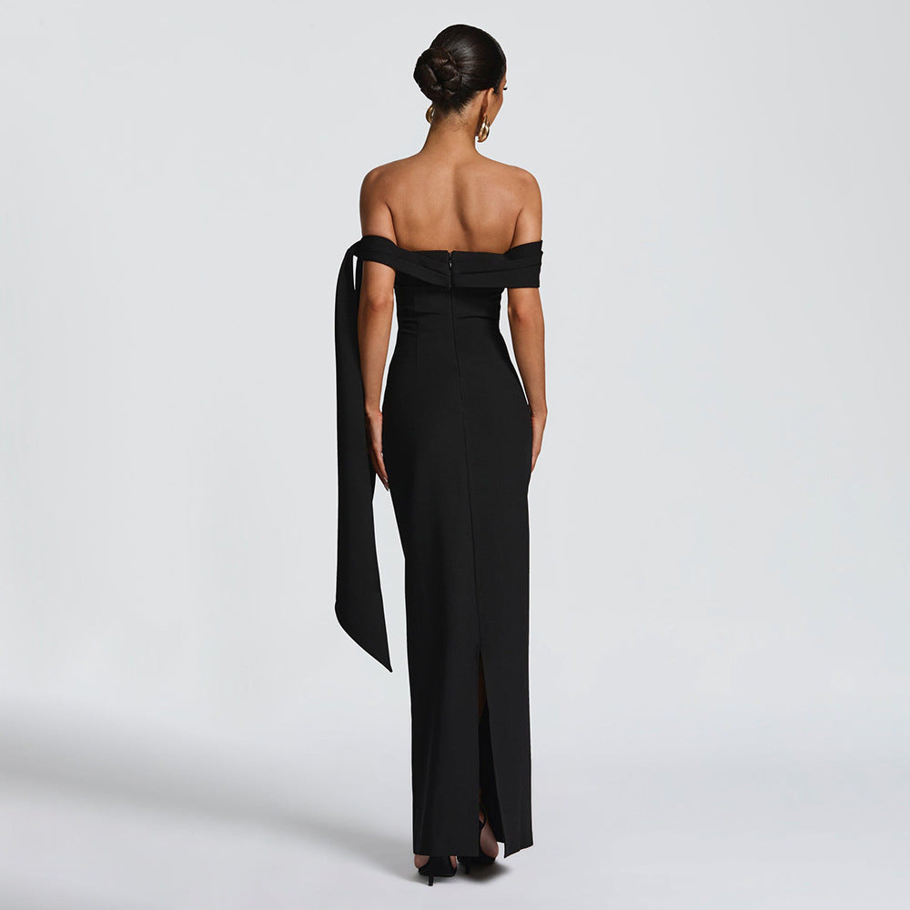 Damer Elegant Maxiklänning med off-shoulder design och raffinerad draperingselement Mirla-Eva Jonsson