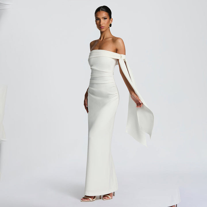 Damer Elegant Maxiklänning med off-shoulder design och raffinerad draperingselement Mirla-Eva Jonsson