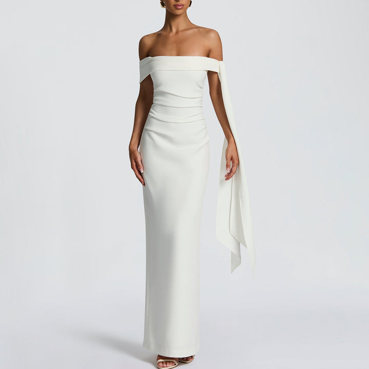 Damer Elegant Maxiklänning med off-shoulder design och raffinerad draperingselement Mirla-Eva Jonsson