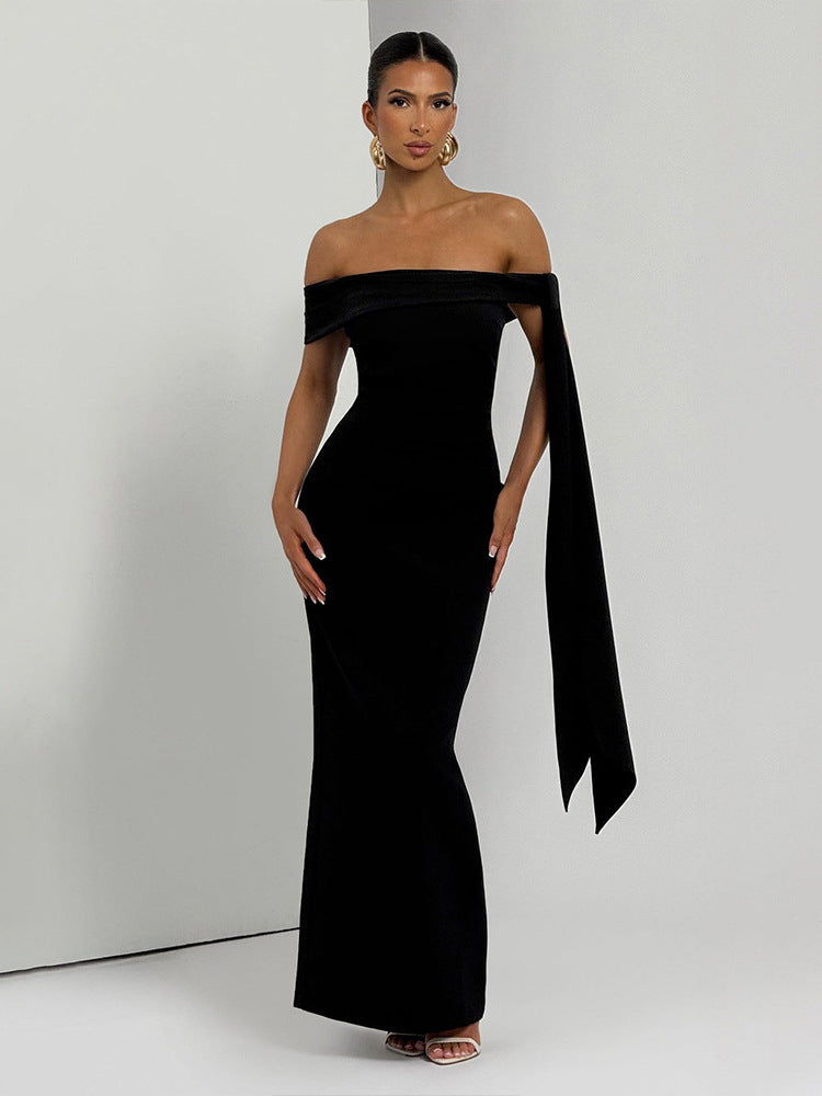 Damer Elegant Maxiklänning med off-shoulder design och raffinerad draperingselement Mirla-Eva Jonsson