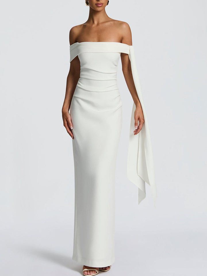 Damer Elegant Maxiklänning med off-shoulder design och raffinerad draperingselement Mirla-Eva Jonsson