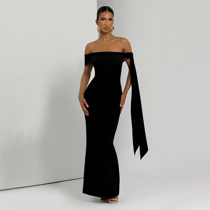 Damer Elegant Maxiklänning med off-shoulder design och raffinerad draperingselement Mirla-Eva Jonsson