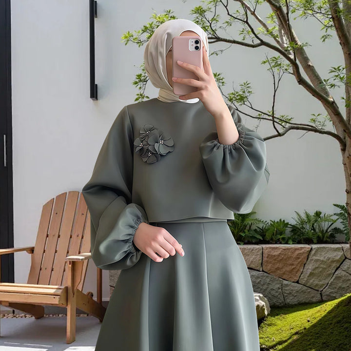Damer Elegant Maxiklänning med puffärmar och dekorativ blomdetalj Mirla-Eva Jonsson