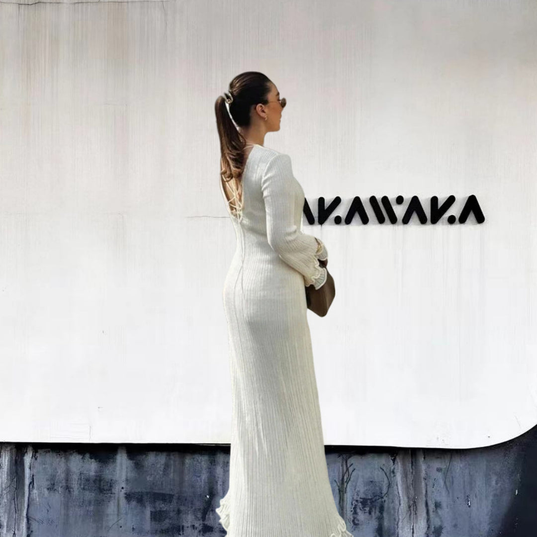 Damer Elegant Maxiklänning med raffinerad ribbdesign och fransiga ärmar Mirla-Eva Jonsson