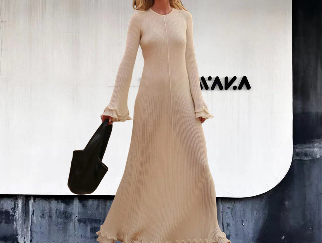 Damer Elegant Maxiklänning med raffinerad ribbdesign och fransiga ärmar Mirla-Eva Jonsson