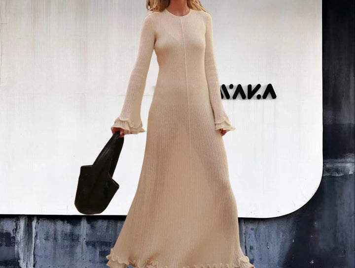 Damer Elegant Maxiklänning med raffinerad ribbdesign och fransiga ärmar Mirla-Eva Jonsson
