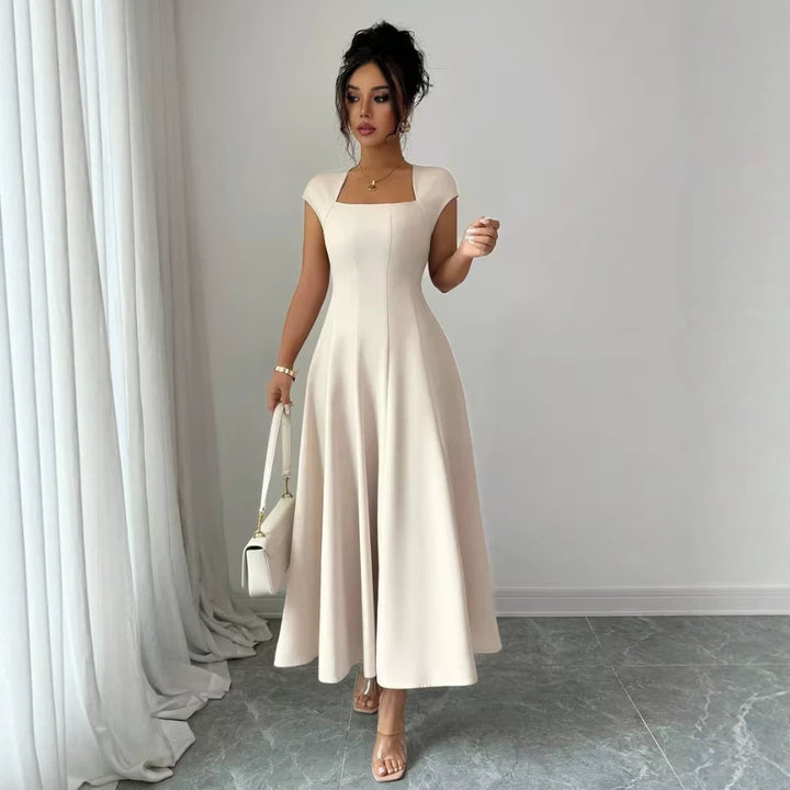 Damer Elegant Maxiklänning med rektangulär halsringning och flödande kjol Mirla-Eva Jonsson