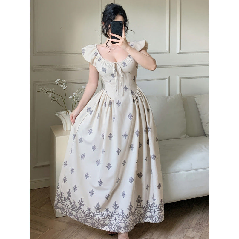 Damer Elegant Maxiklänning med romantisk volangdesign och blommiga applikationer Mirla-Eva Jonsson