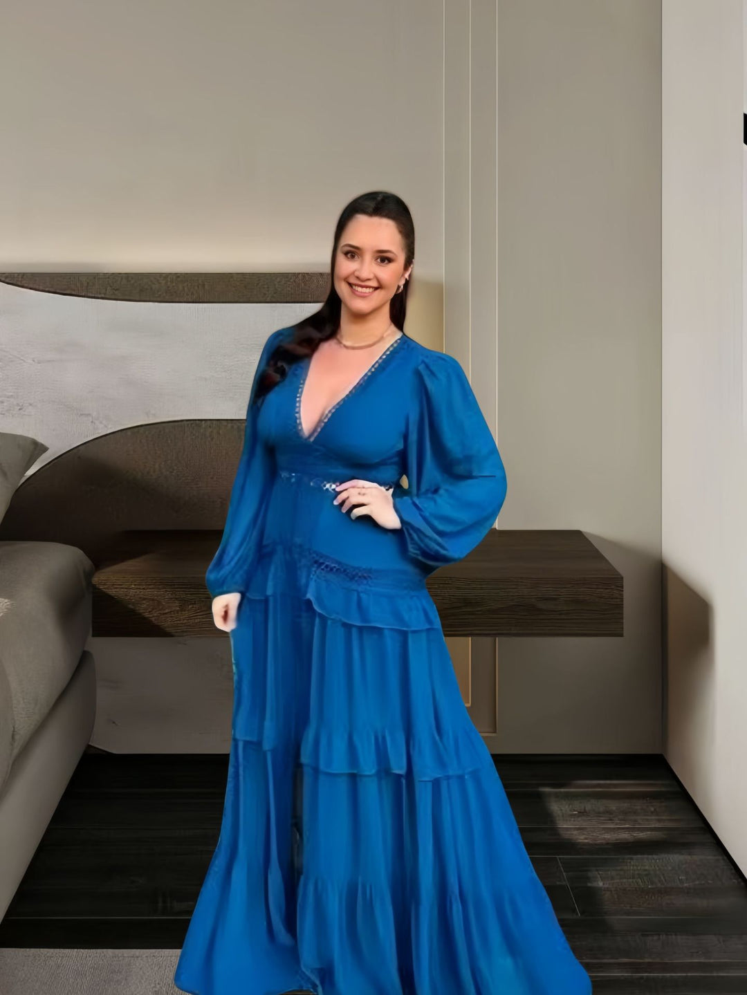 Damer Elegant Maxiklänning med romantisk volangdesign och djup V-ringning Mirla-Eva Jonsson