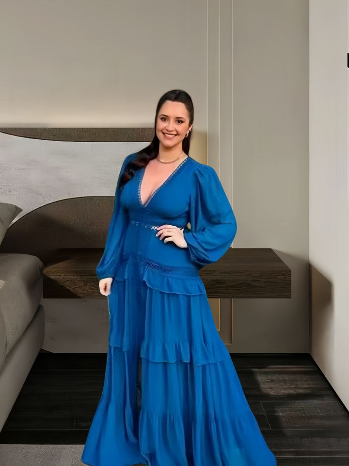Damer Elegant Maxiklänning med romantisk volangdesign och djup V-ringning Mirla-Eva Jonsson