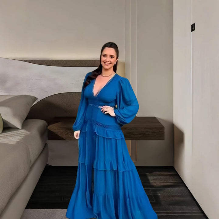 Damer Elegant Maxiklänning med romantisk volangdesign och djup V-ringning Mirla-Eva Jonsson